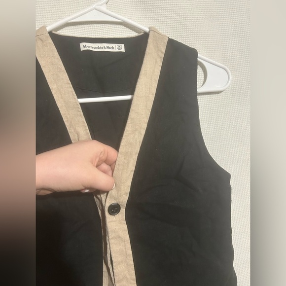 Abercrombie & Fitch colorblock tailored vest in a black and tan linen-cotton - Picture 5 of 8